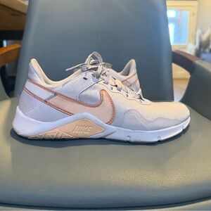 Nike Women's White and Peach Athletic Shoes Size 7.5